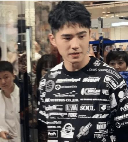 最爆笑的撞衫，刘昊然跟路人穿“情侣衫”，路人的表情亮了
