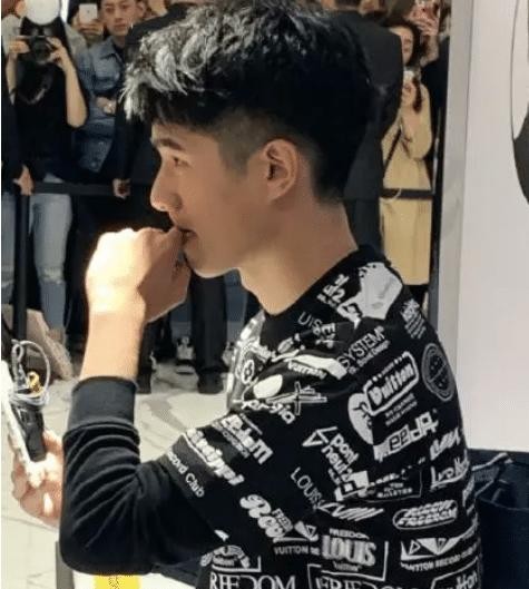 最爆笑的撞衫，刘昊然跟路人穿“情侣衫”，路人的表情亮了