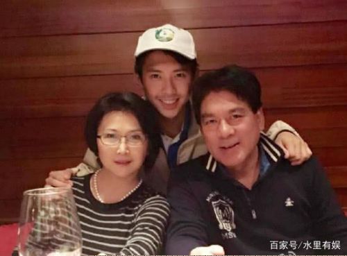 朱时茂与美女吻别照片曝光 朱时茂出轨了吗为什么和美女吻别？