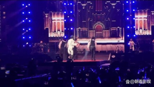 王力宏演唱会跳“鸟儿摇”笑翻全场 反向玩梗成高光时刻