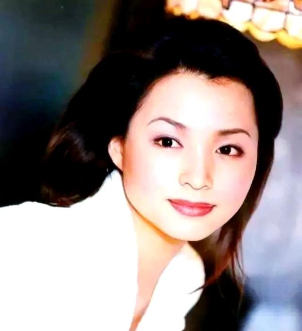 董卿：从演员到央视名主持的坎坷与荣耀