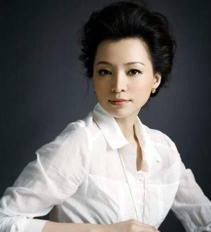 央视一姐董卿，阴差阳错当上主持人，她和陆毅居然有这层关系