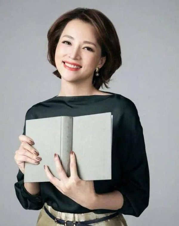 央视一姐董卿，阴差阳错当上主持人，她和陆毅居然有这层关系