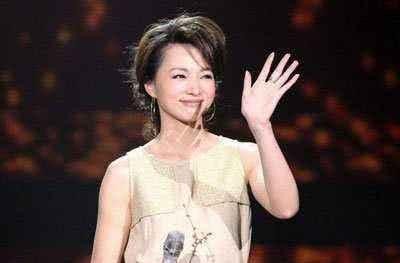 央视一姐董卿，阴差阳错当上主持人，她和陆毅居然有这层关系