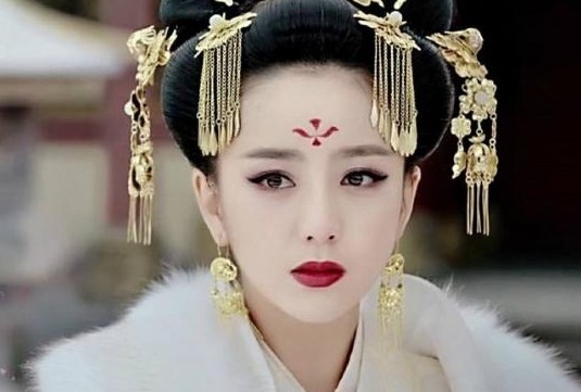 古装白衣女明星，杨幂美的离谱，可是却被她的整容脸成功抢镜！