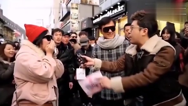 成龙在世界的影响力有多大！好莱坞明星是他的迷弟，韩国市民为他疯狂