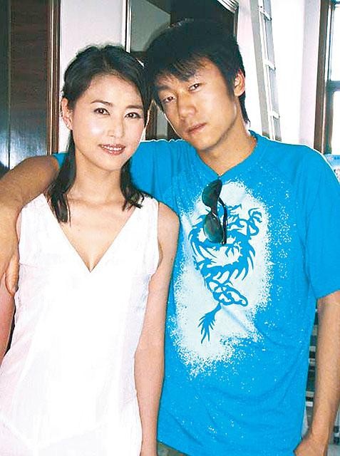48岁周海媚曝与小男友一见钟情　蹲地上为其炒菜