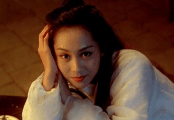 女神朱茵女儿黄莺近照，小美女跟她妈妈一样美