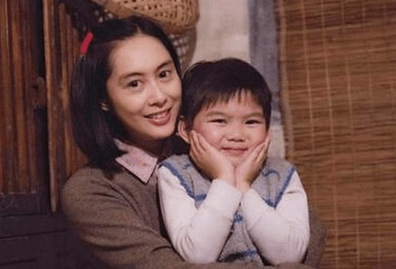 女神朱茵女儿黄莺近照，小美女跟她妈妈一样美