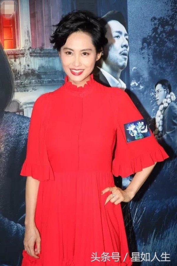 黄贯中带女儿上节目片酬千万？朱茵穿红衣现身回应，并谈二胎话题