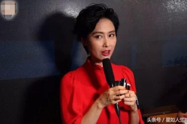 黄贯中带女儿上节目片酬千万？朱茵穿红衣现身回应，并谈二胎话题