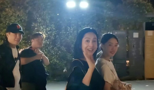 紫霞仙子女儿大变样！12岁黄莺颜值逆袭，和朱茵站一起像双胞胎