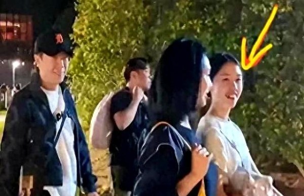 朱茵被女儿颜值暴击13岁黄莺身高停滞龅牙抢镜港圈最惨星二代诞生