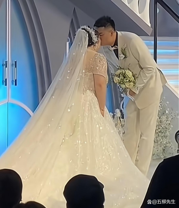 恭喜！千万粉丝网红大萌大婚，闫学晶任证婚人，师父白小白开婚车