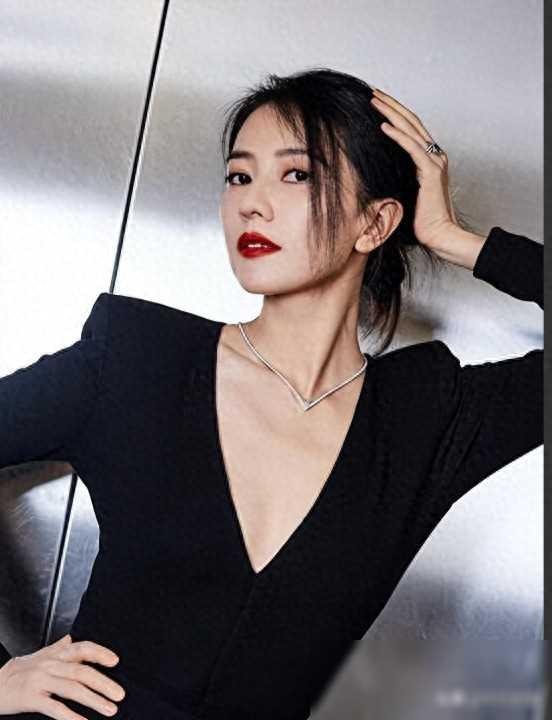 人前很清纯，人后却疯狂？这4位情史混乱的女星，才是老司机