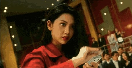 沈月晒露肩美照，不得不感慨邱淑贞女神基因强大