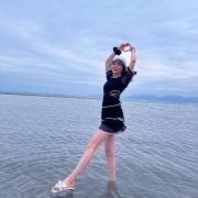 明星去美国生孩子，背...