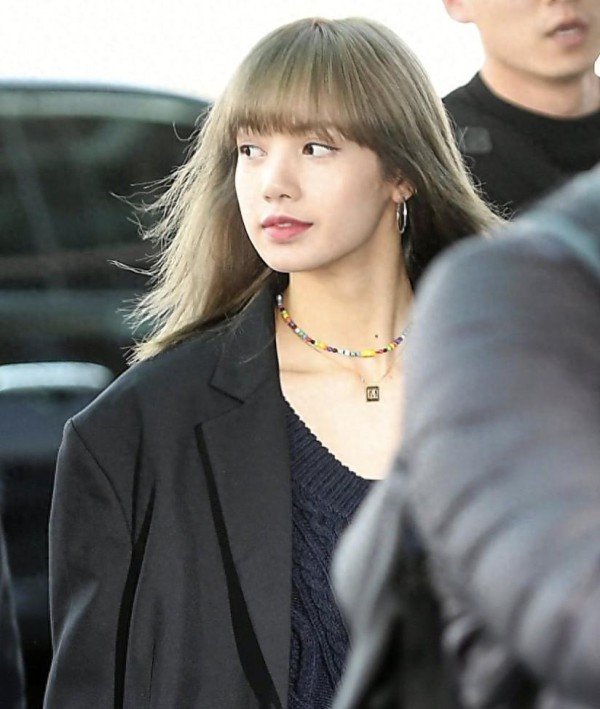 为什么jennie和lisa不惜轻贱自己也要闯入欧美娱乐圈?