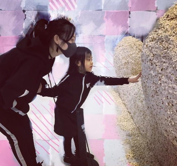 不再做小土妞! 李小璐给甜馨买潮牌,昂贵鞋子超抢镜