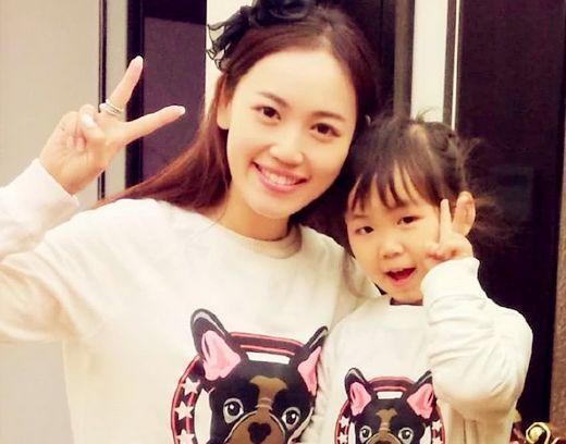 王宝强女儿参加节目显得老土，如今小土妞大变样，和马蓉越来越像