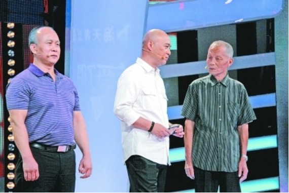 成龙回安徽认祖归宗，看到哥哥贫困潦倒也不帮，亲生女儿都不认
