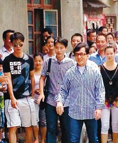 成龙回安徽认祖归宗，看到哥哥贫困潦倒也不帮，亲生女儿都不认