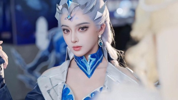 施梦露COS露娜，身穿蓝色紧身衣裙，头戴银色假发，造型完美还原