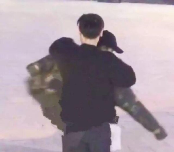 何洁也是个“狠角色”，被扒出和鼓手相恋，还曾准备给对方买房