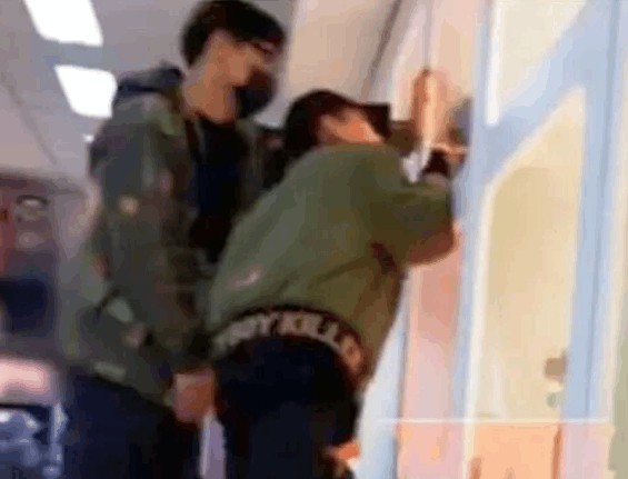 何洁也是个“狠角色”，被扒出和鼓手相恋，还曾准备给对方买房