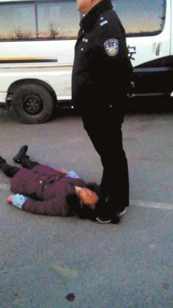 女工讨薪遭民警踩头发 值班民警称照片误导网民