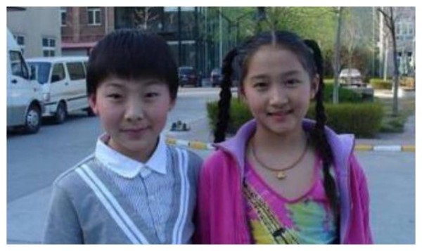 有种“不公平”叫关晓彤姐妹花，妹妹成大明星，姐姐却在卖拉面