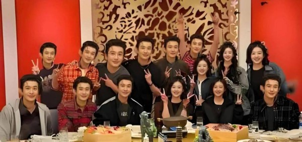 人生如戏，全靠演技，明星同学关系总让人意外，倪妮现场称马龙老婆是自己同学，还通过马龙加了微信，语气亲切像老友叙旧