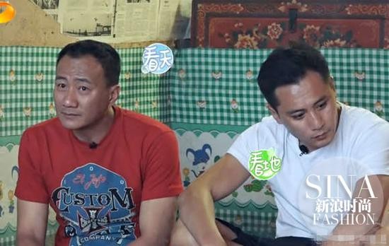 窑洞里尴尬的两人
