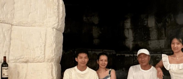 胡军女儿膀大腰圆跟妈妈像姐妹，15岁康康超180，帅过很多男明星(图1)
