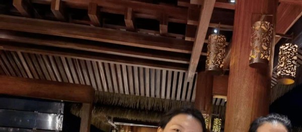 胡军女儿膀大腰圆跟妈妈像姐妹，15岁康康超180，帅过很多男明星(图2)