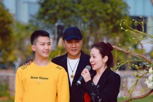 胡军女儿膀大腰圆跟妈妈像姐妹，15岁康康超180，帅过很多男明星(图5)