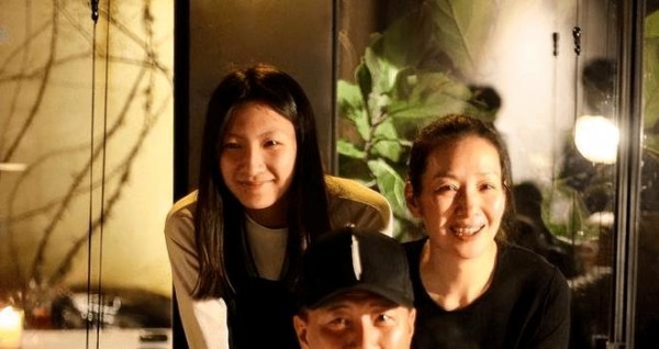 胡军女儿膀大腰圆跟妈妈像姐妹，15岁康康超180，帅过很多男明星(图6)