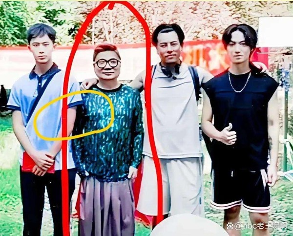 于朦胧合影风波揭秘：娱乐圈人际关系远比想象复杂！