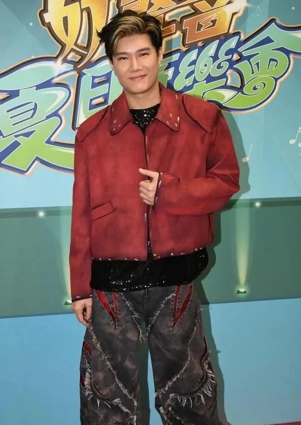TVB男歌手否认同性恋公开向高海宁表白，强调与同性密友仅是兄弟情