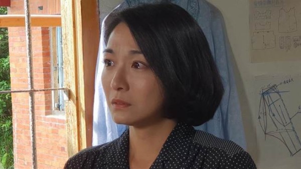 她是最美的幽若，40岁的被传出双性恋，当街与女伴侣搂腰互动