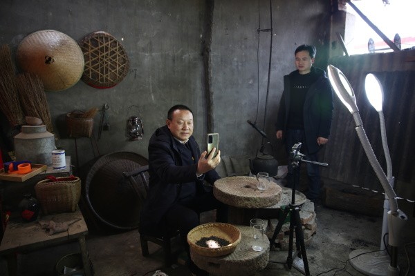 企业家？网红？新农人？茶圈“顶流”刘文新的蜕变之路丨两会策划之河南“农”潮儿