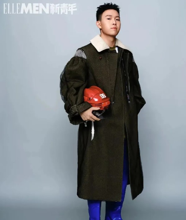 小桃聊娱乐：你敢信？ 28年前那场离婚大战的余波，到今天还能炸出惊天大瓜！ 
            宋丹丹和英达这对娱乐圈老冤家，最近又被网友扒出陈年恩怨——5岁孙子长得像爷爷，亲爹却连面都不让见。 这事儿可比电视剧狗血多了，老铁们搬好小板凳，咱们今天好好唠唠！ ​​名字里藏着一部宫斗剧​​英达给二儿子取名「如镝」可太有意思了。 镝是箭头的意思，这名字听着就跟要「射穿」什么似的。 反观大儿子巴图...