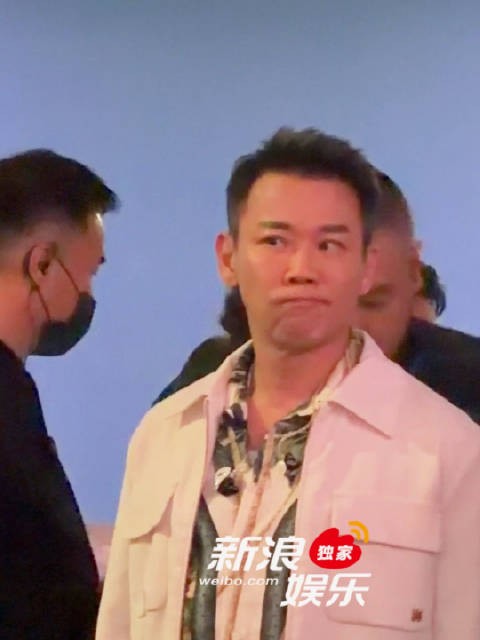 陶喆进场带麦克风,像是被定住了!还可爱地撅了下嘴 陶喆