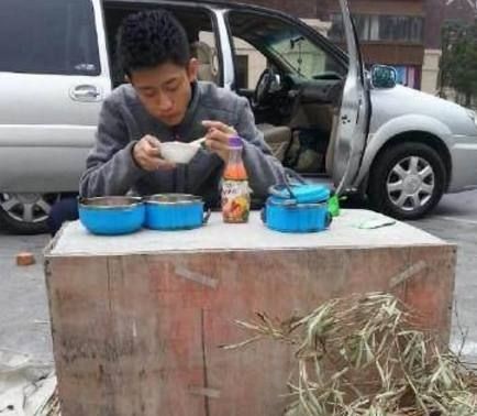 明星工作餐看人品，范冰冰太奢侈张一山接地气，baby像“老佛爷”