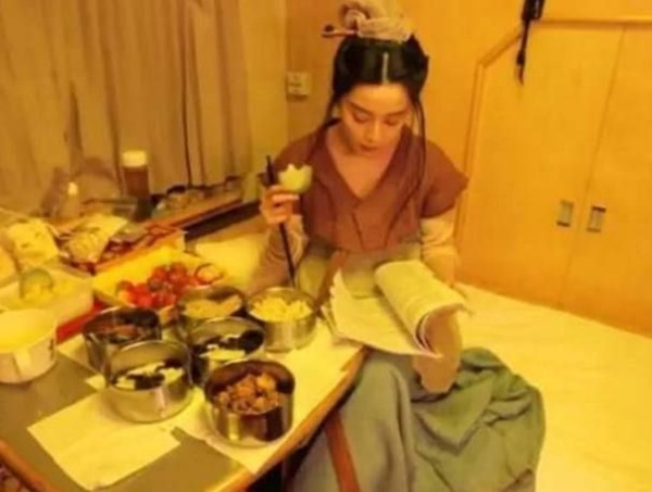 明星工作餐看人品，范冰冰太奢侈张一山接地气，baby像“老佛爷”
