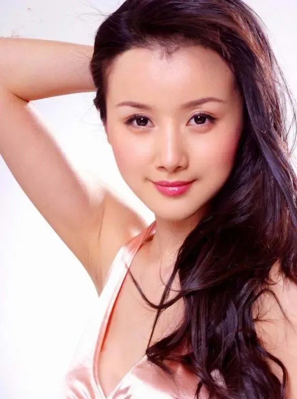 娱乐情报局：演员孙菲菲曝光娱乐圈最丑陋的大瓜！

演员孙菲菲在8月30日发文称，她在拍摄《血色恋情》时被导演和副导演一行人无故殴打，甚至遭受了吐口水等侮辱。她让助理报警，但助理遭到了暴打。警方最终立案，但因为没有调查，将此事定性为她和副导演的个人冲突。孙菲菲告诫新入行的演员们要远离草台班子和不负责任的导演。

网友评论说:
1.我天呐，小时候真的很喜欢这位姐姐，但是后来慢慢没怎么看到了，以为只是隐...