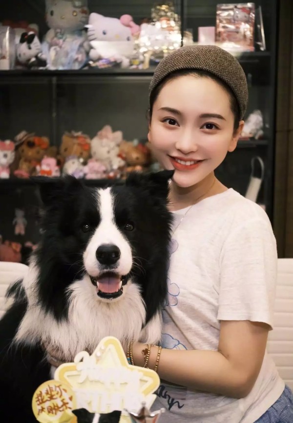 金莎晒照为狗狗庆生，与孙丞潇脸贴脸合照甜蜜撒糖