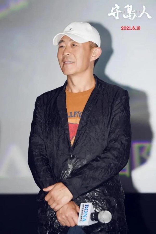 《守岛人》热映，网络名人纷纷热议，名演员还原32年守岛传奇人生，催泪线上线下