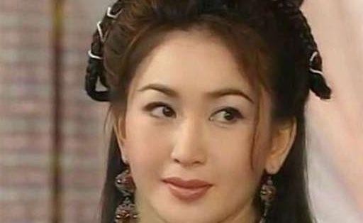 郑爽演狐狸、热巴演狐狸和范冰冰演狐狸，而她使人很难辨认
