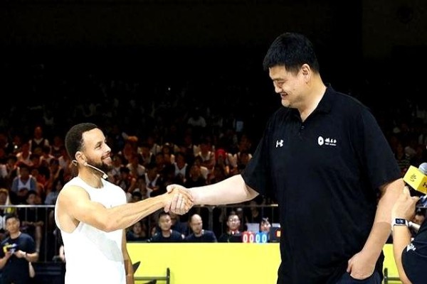 笑喷！库里中国行与姚明同框，1米88傻库秀肌肉